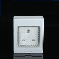 Prise murale extérieure en plastique étanche IP55 avec ports USB-A et USB-C, 250V 13A, auto-mise à la terre, marquage GCC/G/Q