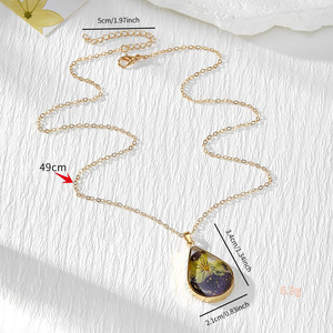 Collar con Colgante de Flor Prensada en Tono Dorado, Collar con Dije en Forma de Lágrima, Joyería Floral, Regalo para Mujer - Product Image 5