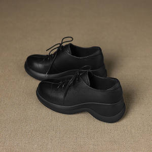 Zapato único hecho a mano con hebilla grande de cinturón, estilo retro, tacón bajo, punta redonda, cuero genuino, impermeable, suela suave y antideslizante - Product Image 1