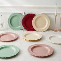 Assiettes jetables en plastique à bordure décorative en dentelle pour buffets, traiteurs, tables de mariage et fêtes