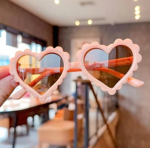 Gafas de Sol Infantiles Unisex con Protección UV400 y Diseño de Corazón Color Durazno - Product Image 2