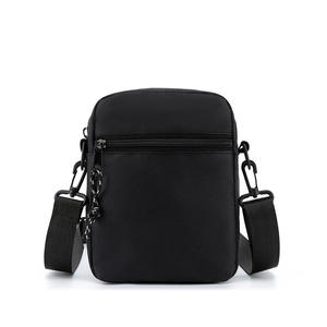 Sac bandoulière mini Fashion Instinct en tissu Oxford noir uni, léger, pour femme, idéal pour les voyages - Product Image 4