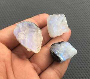 Belle pierre de lune arc-en-ciel naturelle de 3 pièces véritable bleu feu naturel coupe pierre précieuse blanche spécimen brut sain - Product Image 2