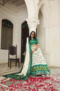 Tenue de mariage indienne de haute qualité à séchage rapide, comprenant un Lehenga Choli en Chinnon avec des sequins et un imprimé positionné, et un Dupatta en soie Dola. - Product Image 4