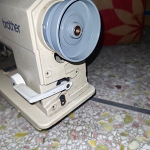 Máquina de Coser Automática de Doble Aguja de Alta Velocidad 845 de Segunda Mano para Pantalones Casuales de Mezclilla - Product Image 4