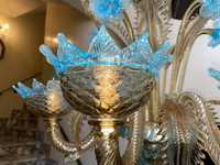 Lustre doré opulent avec accents en verre bleu aqua faits à la main, suspension en métal doré pour hôtel, maison, salon
