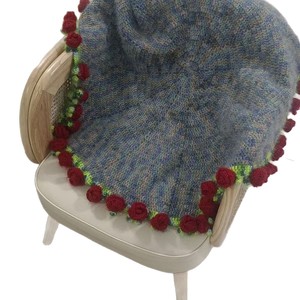 Manta de Ganchillo de Lana Hecha a Mano con Patrón de Ramo de Rosas, Estilo Bohemio, Cálida y Cómoda para Invierno, Producto Terminado - Product Image 4