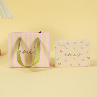 A1 Gestreifte Rosa Schmuck-Geschenkverpackung mit Bedruckter Starre Box, Halsketten-Einlage, Grünem Bandgriff-Beutel für Boutique-Einzelhandel