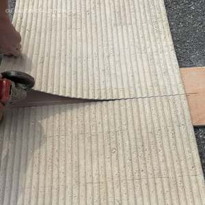 Grande dalle moderne imperméable et ignifuge, en pierre douce de type colonnette <span class=keywords><strong>romaine</strong></span> à rainures, en travertin, pour la décoration murale extérieure des hôtels et des villas - Product Image 5