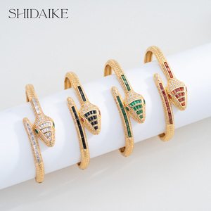 <span class=keywords><strong>Bracelet</strong></span> à breloques de mode pour dames élégantes en laiton zircon plaqué or 18 carats Options personnalisées disponibles-Design serpent Design ouvert en gros - Product Image 2