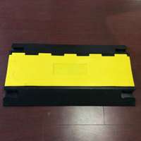 Rampe de protection de câbles en caoutchouc robuste 4 canaux 900*500*60mm pour allée, parking et sécurité routière