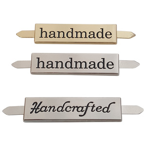 Tùy Chỉnh Cổ Điển Kim Loại Dập Nổi Nhãn Nhỏ Laser Cắt Cạnh Kim Loại Tag Cho Quần Áo Và Hàng May Mặc Với Logo - Product Image 2