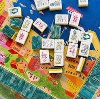 Jeu de tuiles de mahjong américain vintage, motifs rétro dessinés à la main avec des motifs élégants de femmes, de plantes et de produits de divertissement sportif