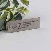 Plaque métallique gravée et imprimée UV en acier inoxydable plaqué or pour le commerce extérieur, idéale pour l'identification de marques