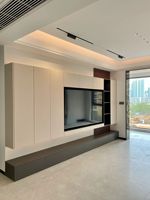 Meuble TV mural de luxe HAIYUE au design flottant moderne, console en bois sur mesure avec panneaux intégrés