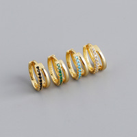 Boucles d'oreilles en forme de double anneau plaqué or serties de diamants avec un design tendance pour un look élégant