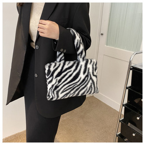 Mode femmes vache imprimer Mini sacs à bandoulière femme hiver en peluche sous les bras sacs léopard zèbre motif moelleux fourre-tout petits sacs à main - Product Image 3