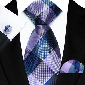 طقم ربطة عنق رجالية مخصصة بنقشة مربعات زرقاء مع منديل جيب وأزرار أكمام لبدلة الزفاف - Product Image 2