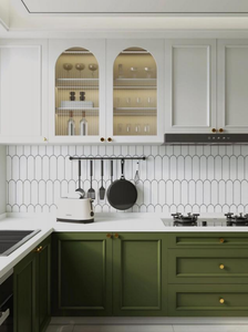 Armoires de cuisine laquées sur mesure SANTOPOVA, style Shaker, avec colonnes d'appareils intégrés et tour de rangement, plan de travail en pierre de quartz - Product Image 4