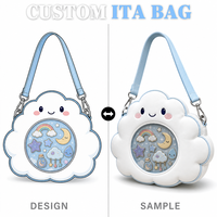 Sac à dos Ita personnalisé en forme de nuage fantaisie, avec épingles en émail étoiles arc-en-ciel scintillantes et gouttes de pluie souriantes, thème ciel rêveur, sac à bandoulière