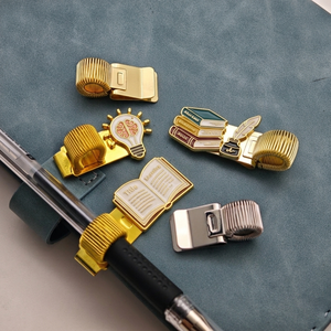 Broche de créateur en cristal, diamant et perle, motif Dragon Anime Cartoon Music Logo, badge de revers, accessoires pour carnet, clip de stylo à ressort en métal - Product Image 1