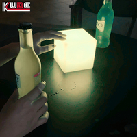 Cube en plastique PE de 10 cm en gros, 16 couleurs, barre lumineuse LED, tabouret, chaise, cube lumineux LED