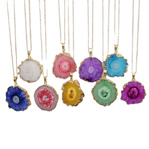 Pendentifs en <span class=keywords><strong>pierre</strong></span> naturelle BASQUESUN, 9 couleurs, bord irrégulier plaqué or, charmes en agate cristalline pour la fabrication de bijoux, collier DIY - Product Image 1