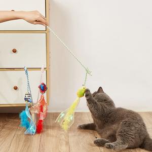 Último diseño colorido pez gato teaser varita palo golosinas interactivo gato juguete con pluma campana cinta algodón cuerda gato peluche juguete - Product Image 2