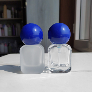 Flacon <span class=keywords><strong>de</strong></span> parfum sphérique bleu <span class=keywords><strong>Klein</strong></span> 20 ml, transparent mat, flacon pulvérisateur vide individuel - Product Image 2