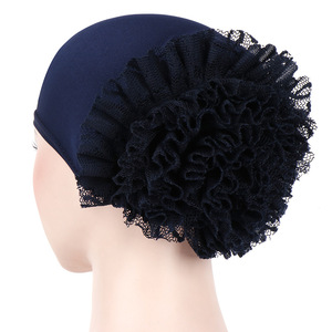 Stock al por mayor de color sólido Flores grandes leche seda encaje moda <span class=keywords><strong>Hijab</strong></span> musulmán mujeres turbante con flor - Product Image 3