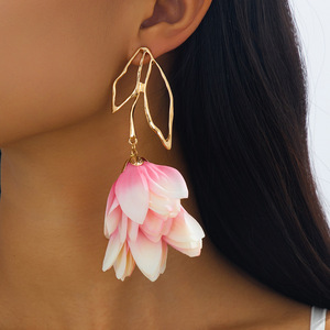 Boucles d'oreilles tendance transfrontalières à pampilles personnalisées en forme de fleur et de feuille, idéales pour les femmes au quotidien, pour les fêtes et les occasions spéciales. - Product Image 3