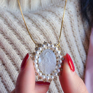 Collar con Colgante de la Virgen María en Madreperla, Joyería Religiosa en Oferta - Product Image 1