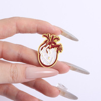 Offre Spéciale gros dessin animé noir et blanc en métal souple orgue coeur émail broches médical pour médecin infirmière cadeau