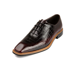Chaussures habillées pour hommes en cuir brillant, faites à la main, élégantes et tendance. Chaussures en cuir pour hommes, multifonctionnelles, élégantes et tendance. - Product Image 6