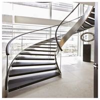 Éclairage LED sur mesure Prima pour marches en bois massif, pour une escalier courbé en intérieur de villa.