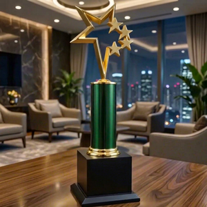 Trophée étoile portable en métal moulé sous pression plaqué or avec colonne verte et base noire pour les récompenses sportives et de jeux - Product Image 1