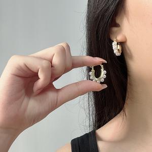 Pendientes Vintage francés en forma de U aleación perla aro pendientes para mujer 18K chapado en oro Retro joyería de moda - Product Image 1