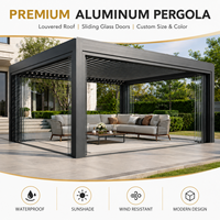 Pergola bioclimatique en aluminium à lames orientables avec portes vitrées, motorisée et étanche, pour villa