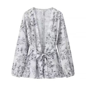 Nouvel ensemble décontracté pour femme : haut blanc et noir uni à manches longues et décolleté ouvert avec short imprimé en polyester au-dessus du genou - Product Image 2