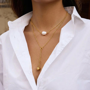Collier en acier inoxydable plaqué or 18 carats PVD en forme de Y avec perles d'eau douce et pendentif à double couche en forme de pompon - Vente en gros B082 - Product Image 1