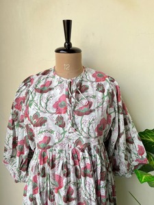 Vestido Midi de Algodón Hecho a Mano con Estampado Floral Colorido Blanco para Mujer, Vestido Midi de Dama de Honor para el Verano, Vestido para Despedida de Soltera - Product Image 3