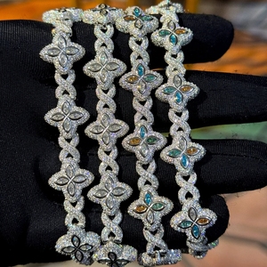 Bracelet tennis éblouissant en argent sterling 925 plaqué or, avec maillons infini et trèfle à quatre feuilles de 8 mm, entièrement pavé de moissanite colorée - Product Image 1