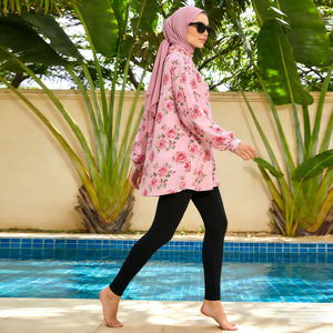 Conjunto de Burkini Floral Rosa para Mujer, Moda Modesta, Blusa con Mangas Abullonadas, Pantalones Negros, Hijab, Traje de Baño Ligero - Product Image 4