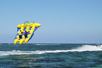 Bateau gonflable de type « Flying Fish » ou « Banana Boat » tractable pour jet ski, certifié CE, 4,2 m de long x 3,6 m de large, couleur personnalisable, en vente.