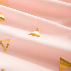 Ensemble <span class=keywords><strong>de</strong></span> <span class=keywords><strong>housse</strong></span> <span class=keywords><strong>de</strong></span> <span class=keywords><strong>couette</strong></span> en <span class=keywords><strong>or</strong></span> <span class=keywords><strong>rose</strong></span> - 300 fils - Polyester écologique - Volants (1 <span class=keywords><strong>couette</strong></span> + 2 taies d'oreiller) - Design moderne et luxueux personnalisable - Product Image 4