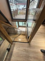 Maison modulaire préfabriquée à toit triangulaire avec terrasse, cabane en A imperméable et isolée thermiquement pour hôtel de glamping ou maison