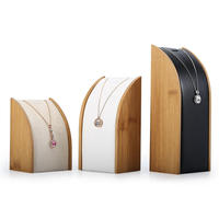 Présentoir à Colliers en Bois DIGU, Support en Cuir PU Noir en Forme d'Arc pour Pendentifs et Chaînes, Idéal pour Vitrine, Comptoir de Vente et Accessoire Photo
