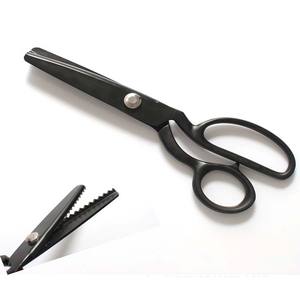 <span class=keywords><strong>Ciseaux</strong></span> à dentelle, <span class=keywords><strong>ciseaux</strong></span> à coudre, <span class=keywords><strong>ciseaux</strong></span> de jardinage, <span class=keywords><strong>ciseaux</strong></span> à broder, bord festonné/triangulaire, manche en métal - Product Image 1