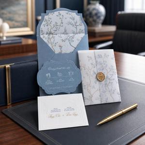 Lot d'invitations de mariage en vélin bleu poussière avec enveloppe portefeuille, carte de programme découpée et sceau doré pour mariage asiatique - Product Image 2