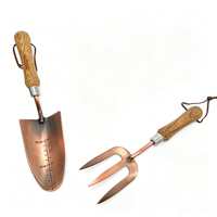 Set di Attrezzi da Giardinaggio Portatili Multifunzionali con Manico in Legno e Mini Rastrello in Ottone Anticato Personalizzato